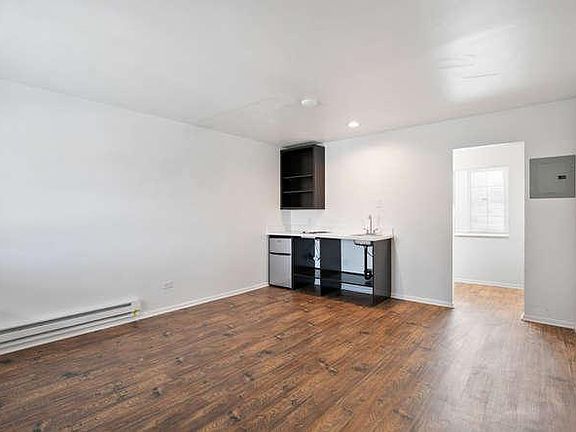 Standard studio (2nd floor) with separate dressing area