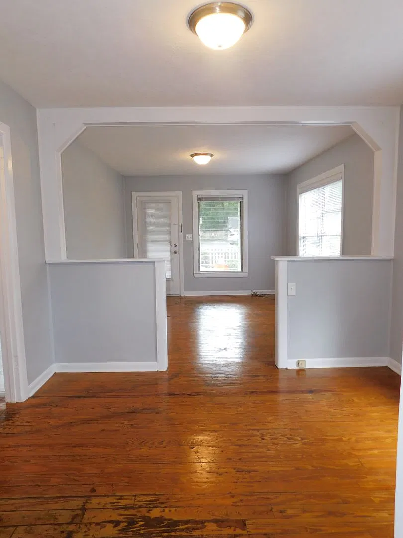 Charming 2 Bedroom! — Photo 4