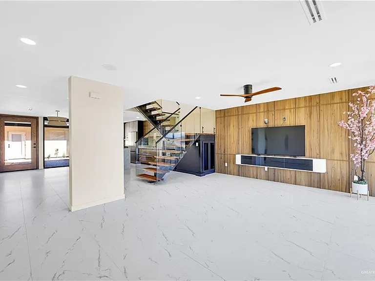 1406 S 7th Ave — Photo 2