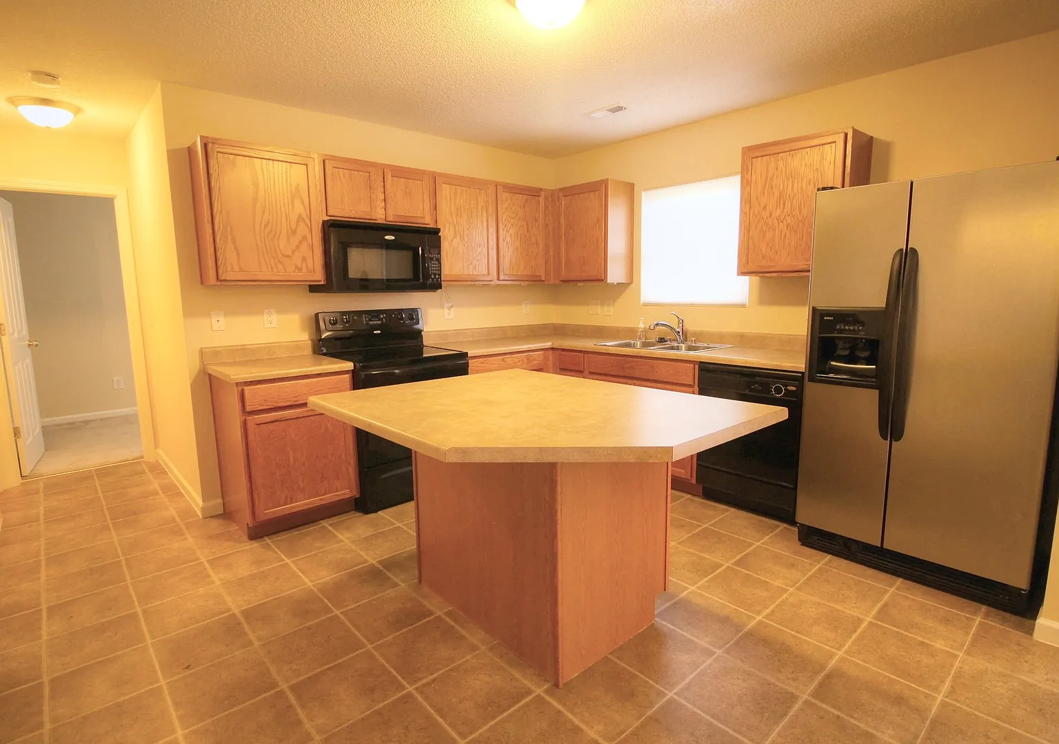 Spacious, Beautiful 3 BR, 2.5 bath with fenced in yard! — Photo 4