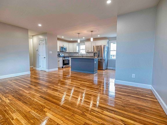 4th image of 90 Evergreen Ave