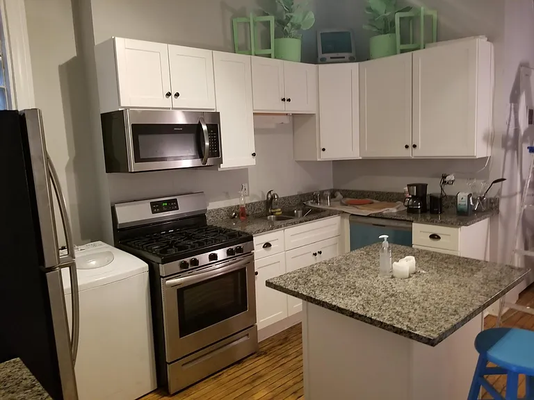 2051 W Division St #2F — Photo 1