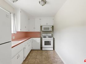 1361 Yosemite Dr, Los Angeles, CA