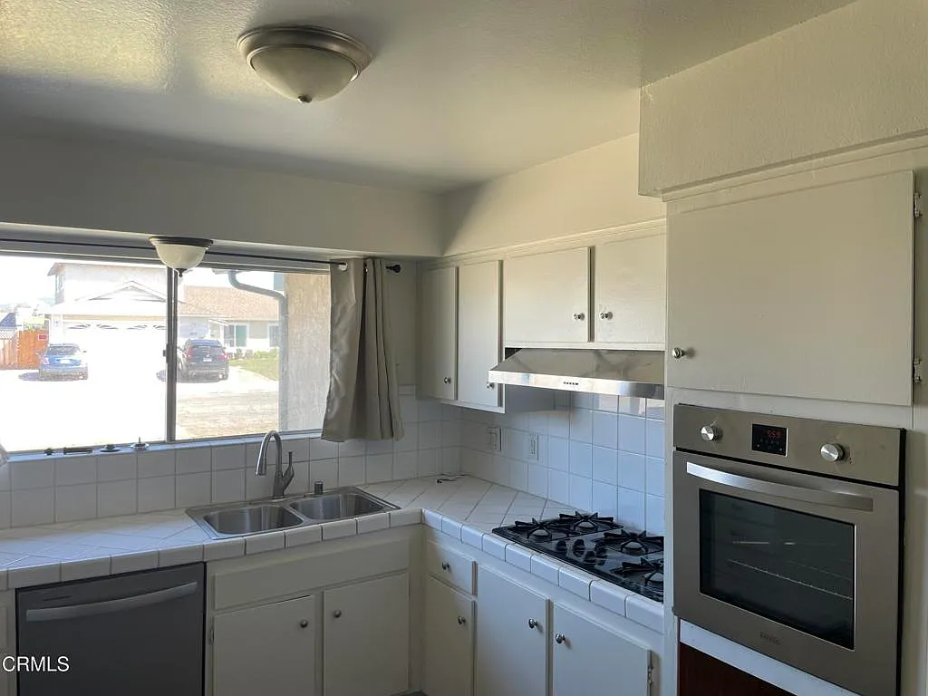 3 bed, 2.0 bath, 1438 sqft, $3,800 — Photo 2