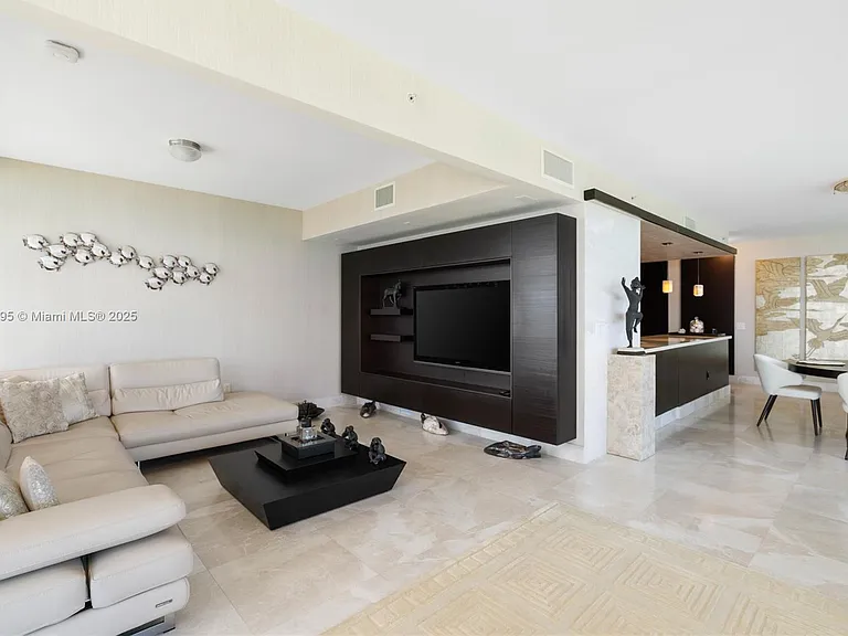 5875 Collins Ave #1902 — Photo 15