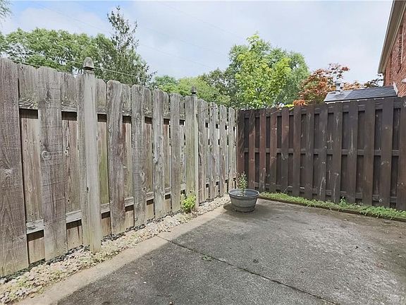 5th image of 75 Cranston Ct