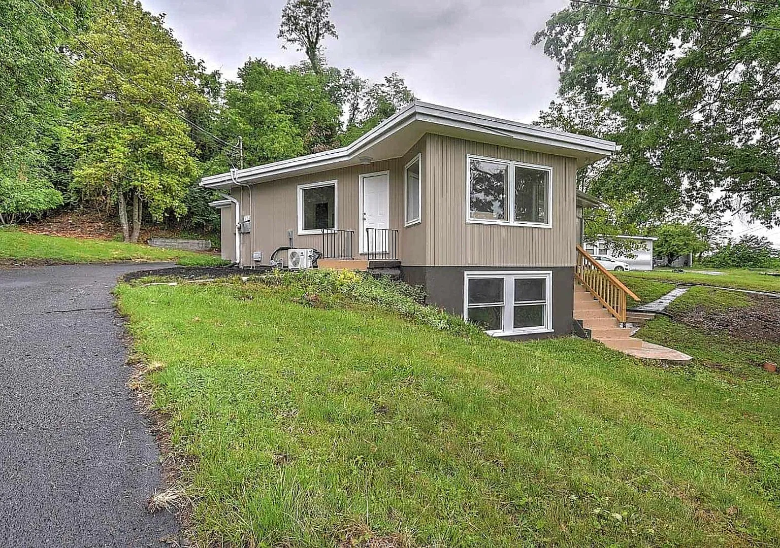 Renovated 34 Bedroom Home for Rent | 2,700+ Sq Ft | Bristol TN — Photo 2