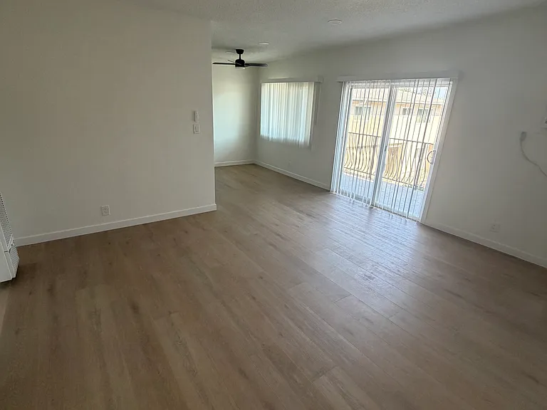 2733 Montrose Ave #5 — Photo 3
