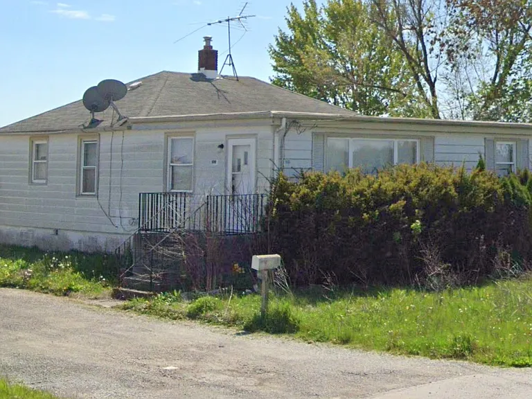 900 E Joe Orr Rd — Photo 2