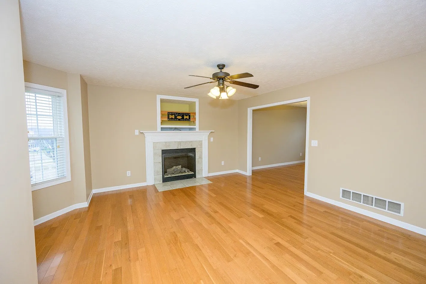 5 bed, 3.5 bath, 2693 sqft, $2,400 — Photo 2