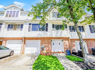 27 Spruce Ln, Staten Island, NY 10309