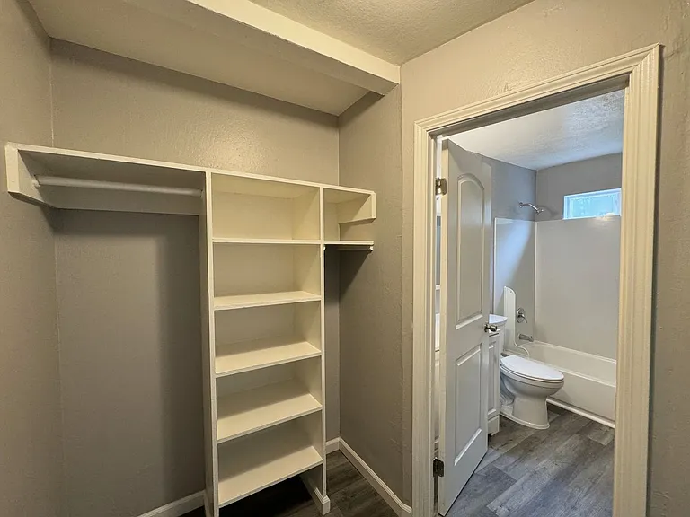Oak Plaza Apartments — Photo 19