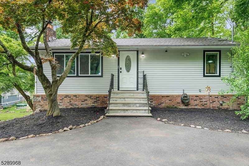 1st image of 48 Black Oak Dr
