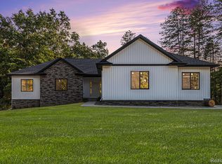 15273 Pine Ridge Dr, Holly, MI 48462