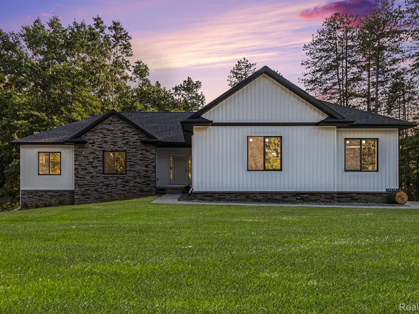15273 Pine Ridge Dr, Holly, MI 48462