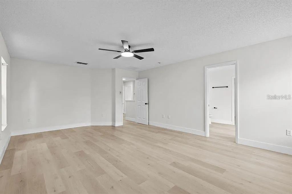 4 bed, 2.5 bath, 2411 sqft, $2,500 — Photo 4
