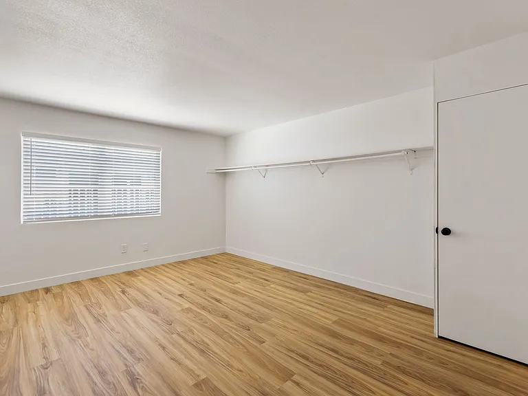 241 W Philadelphia Ave — Photo 4