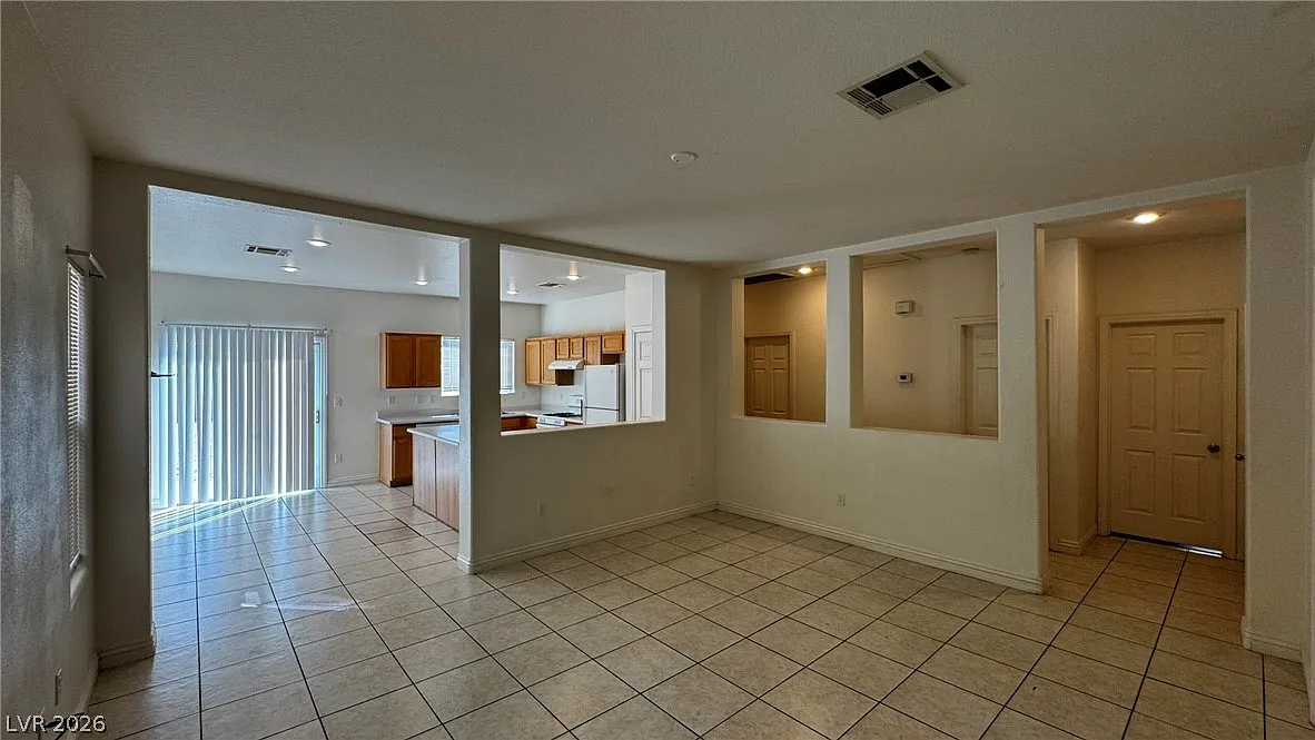 3 bed, 2.0 bath, 1312 sqft, $1,998 — Photo 3