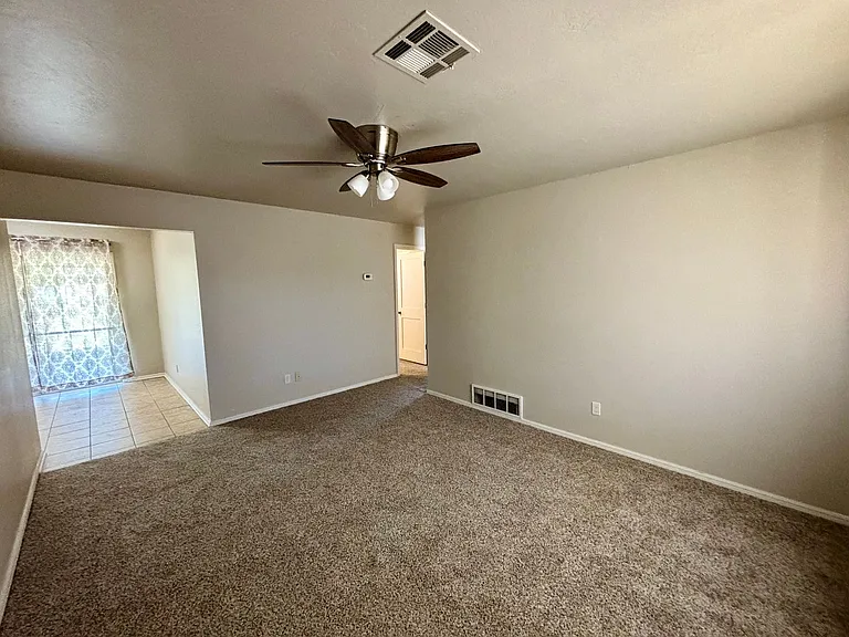 709 Sunset Dr — Photo 3