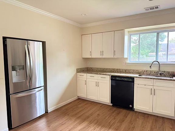 4th image of 1079 Tall Oak Dr