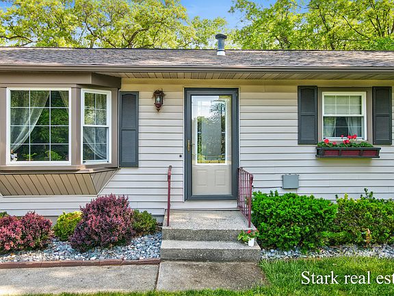 3rd image of 1290 Cardinal Circle Dr