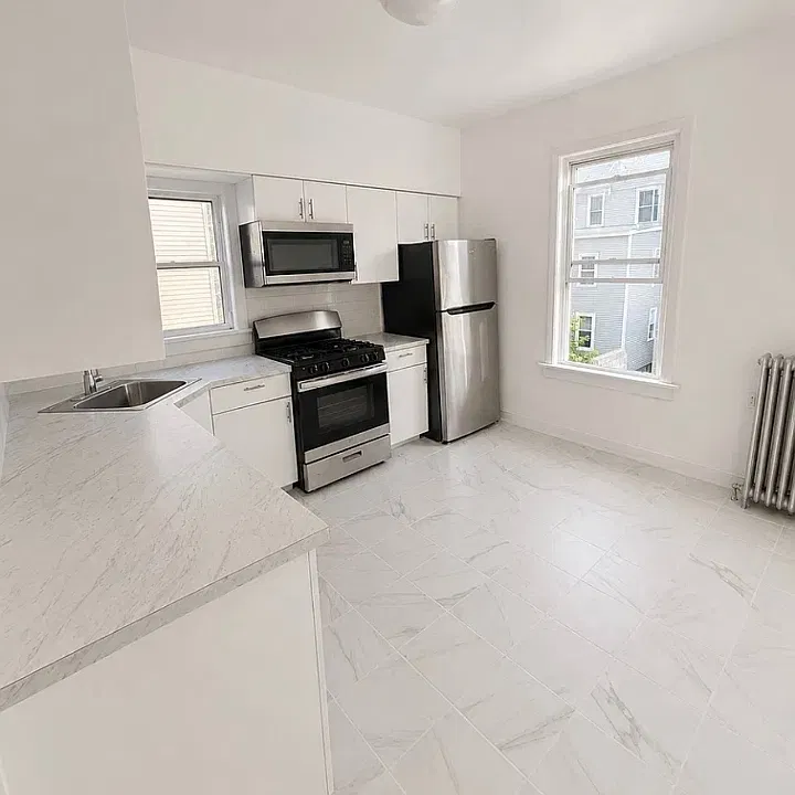 192 Shepard Ave #2L