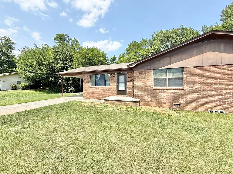 916 Brentwood Dr — Photo 3
