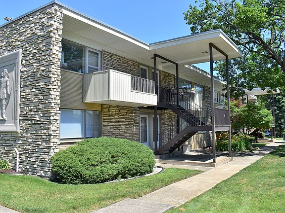 3rd image of 2 Garden Dr APT 4