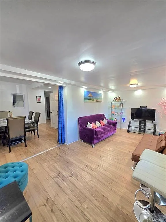 9 bed, 3000 sqft, $550 — Photo 1