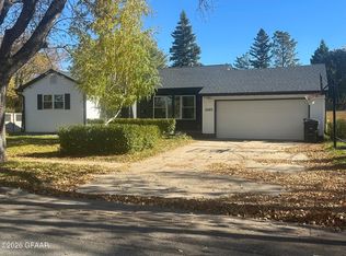 2403 Chestnut St, Grand Forks, ND 58201