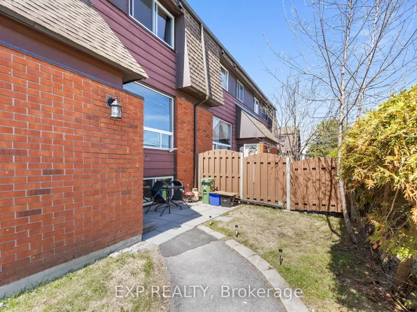 5 Banner Rd #I, Ottawa, ON K2H 8T3