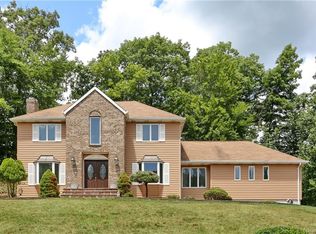 7 Lisa Ln, Chestnut Ridge, NY 10977