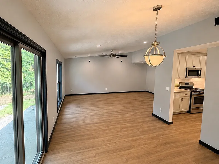 2129 Crystal Lake Dr — Photo 2