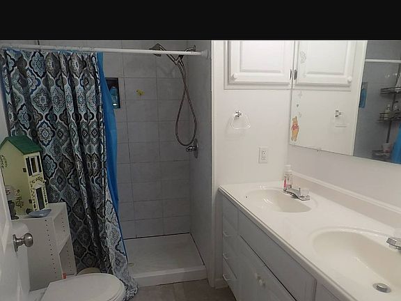 Walk in shower/double sinks