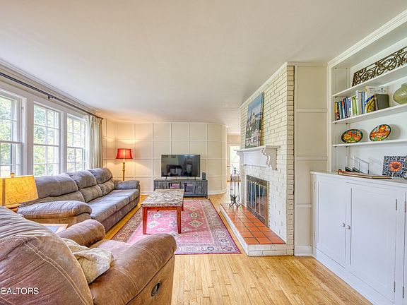 3rd image of 5608 Lake Shore Dr