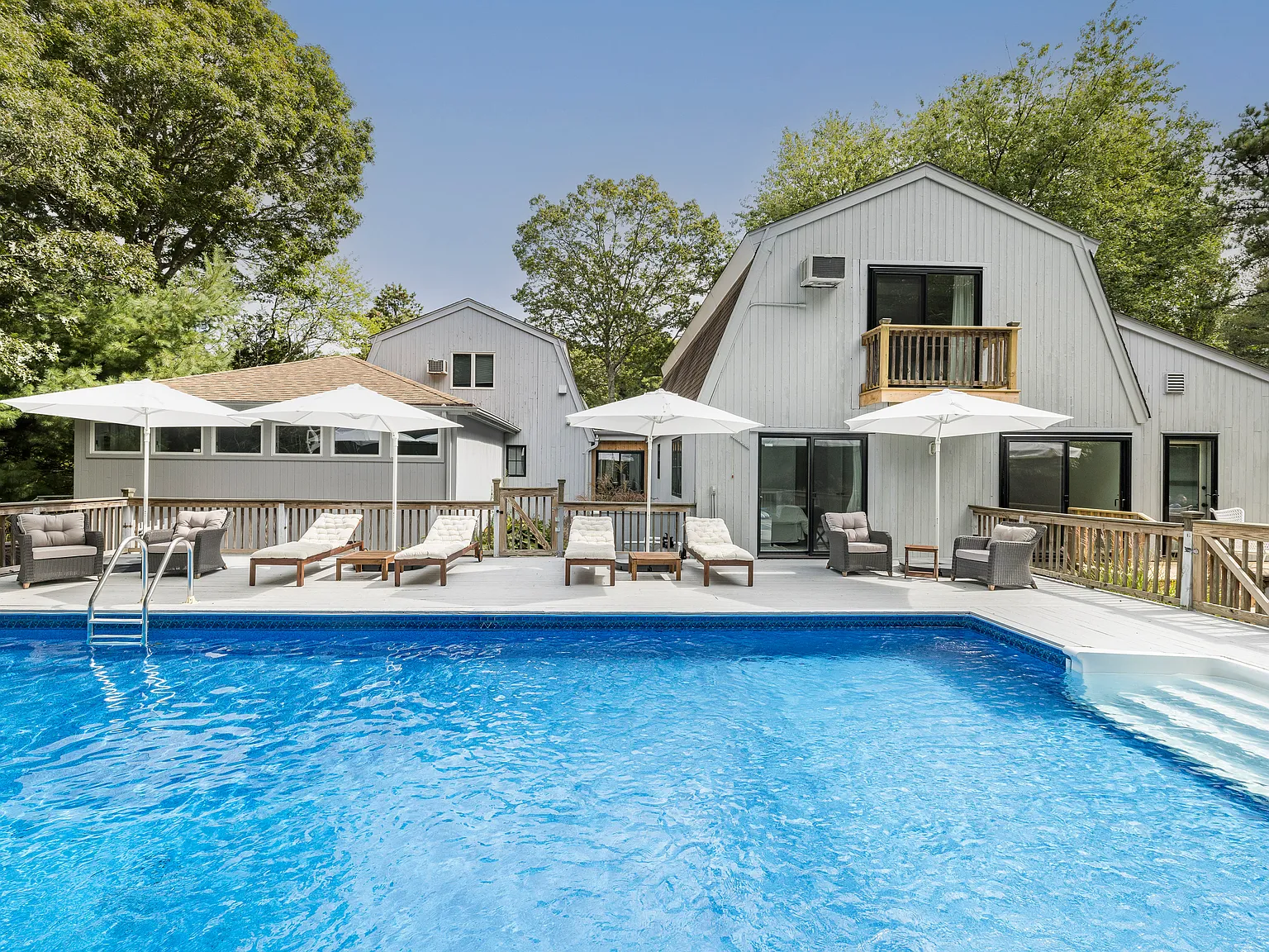 Fully Renovated, Minutes to Village and Ocean Beaches — Photo 1
