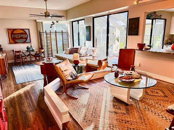 Sitting area off of living room