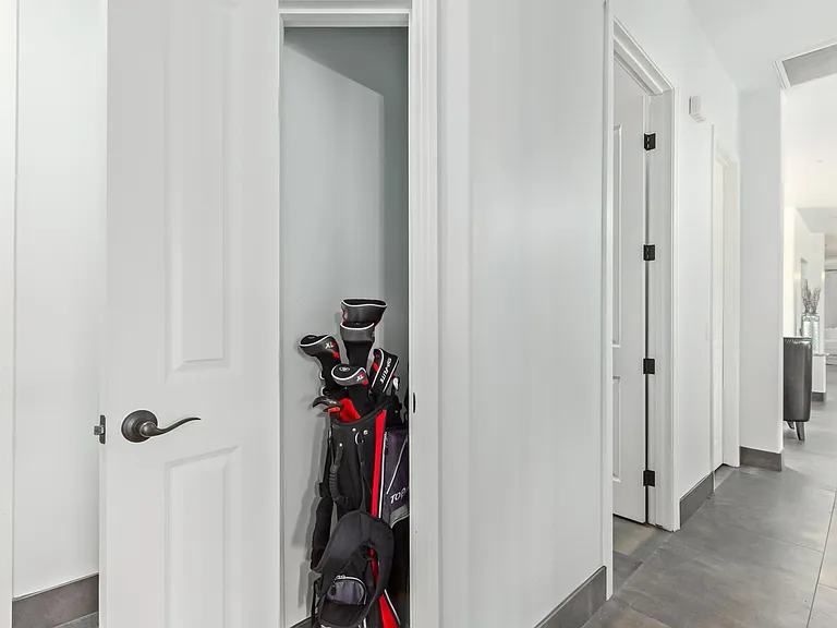 HALL CLOSET FOR GOLF CLUBS.