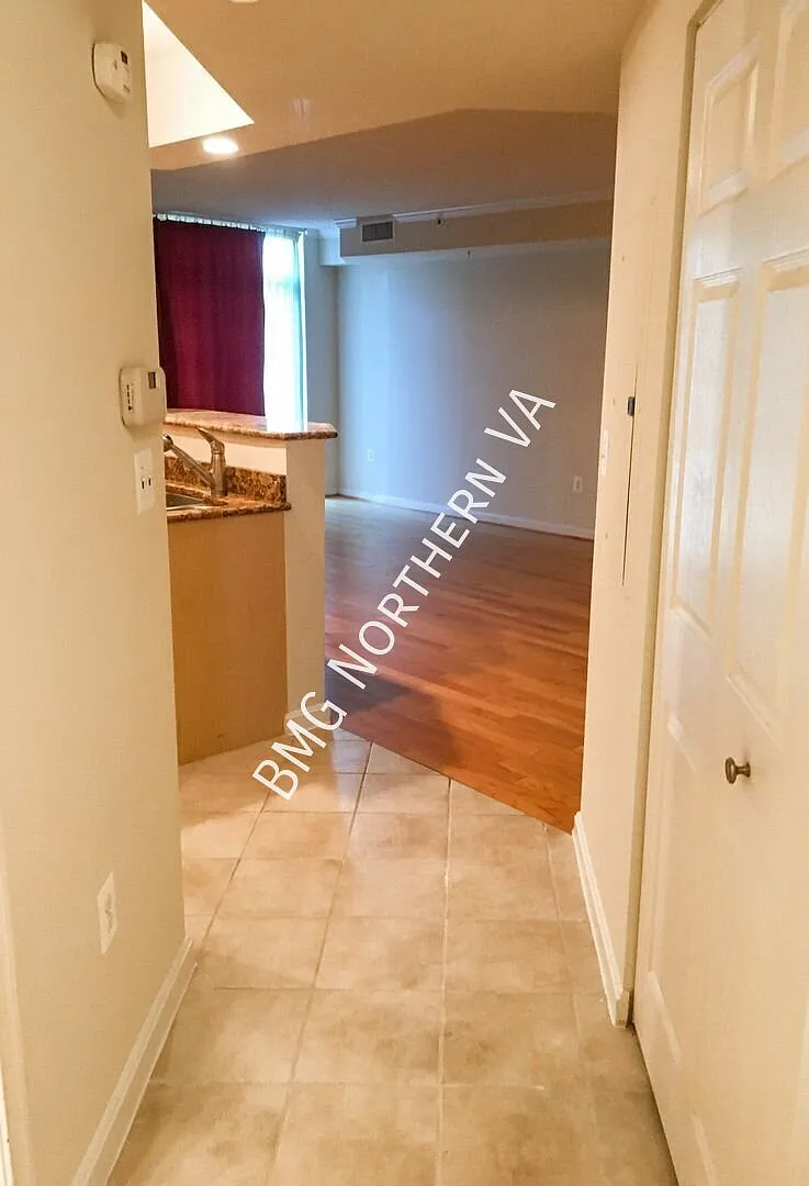 Beautiful Studio Unit At Northampton With Updates Galore In Northampton Place- Water Included — Photo 2