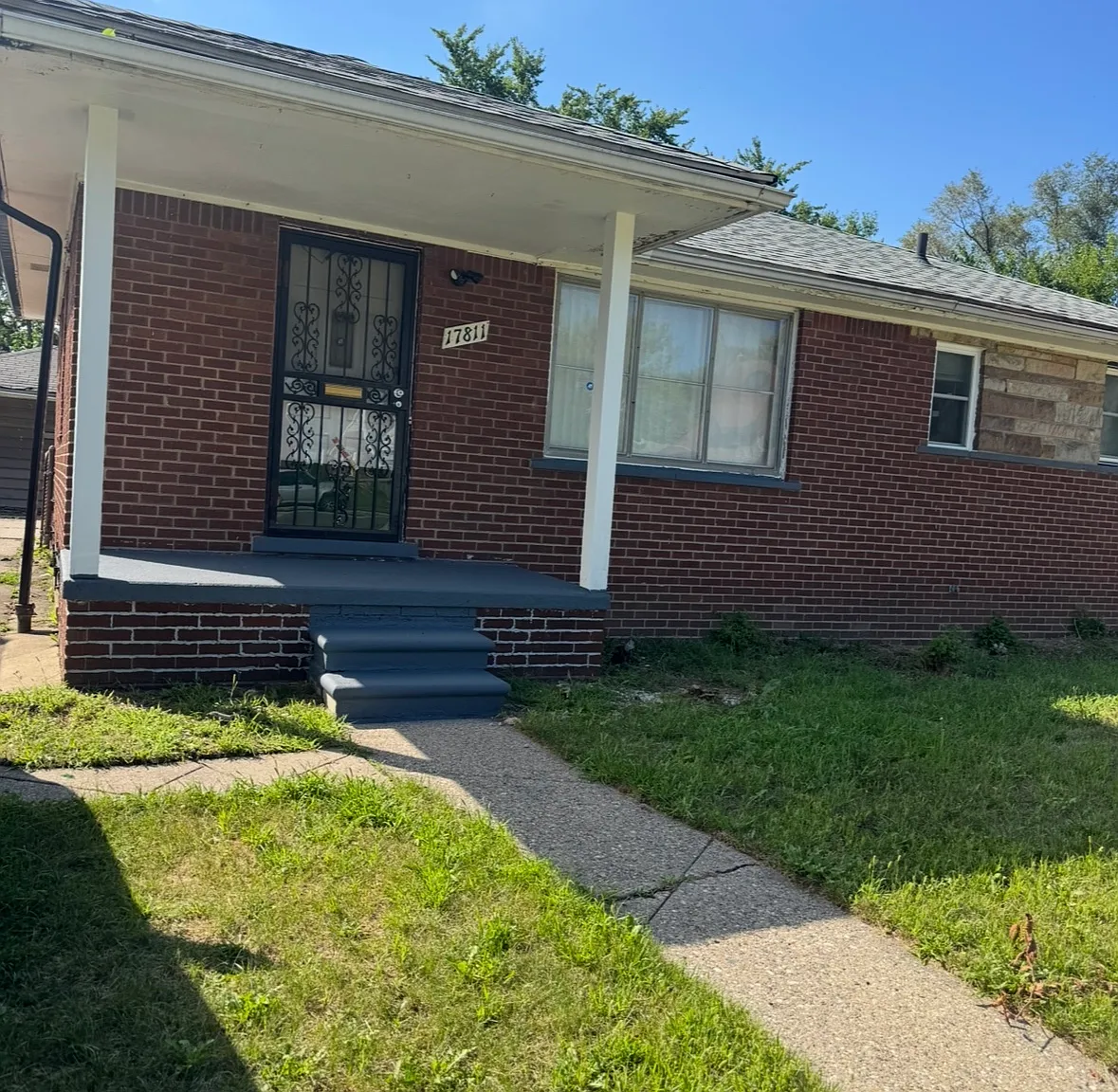 3 bed, 1.5 bath, 1233 sqft, $1,300 — Photo 1