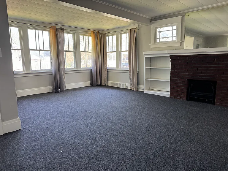 33 Midway Ave — Photo 3