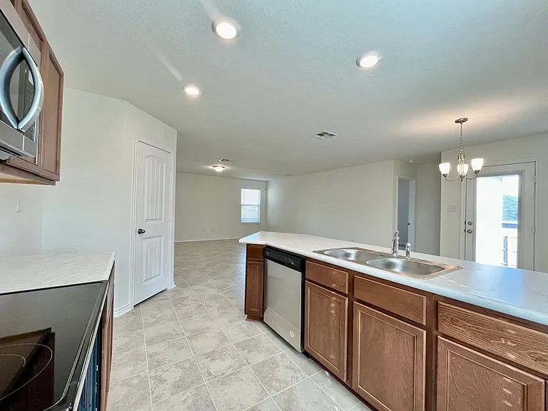 8405 Amistad Cv — Photo 10