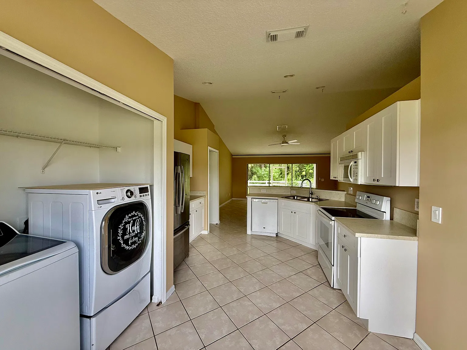 3 bed, 2.0 bath, 1219 sqft, $2,400 — Photo 3