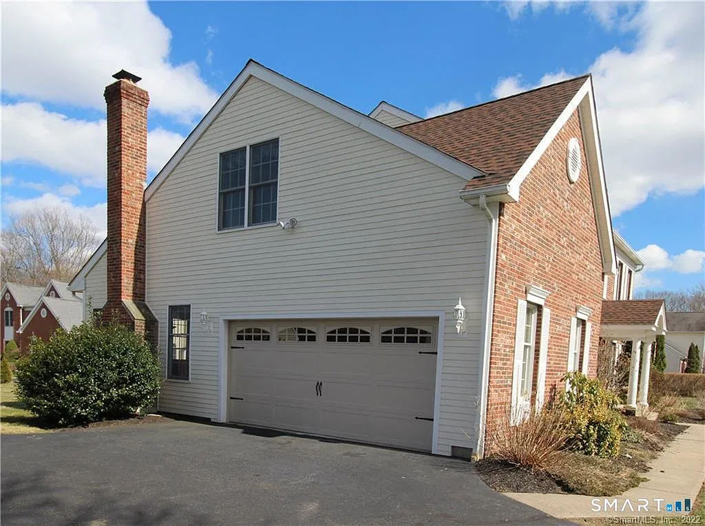 4 bed, 2.5 bath, 2909 sqft, $4,200 — Photo 4