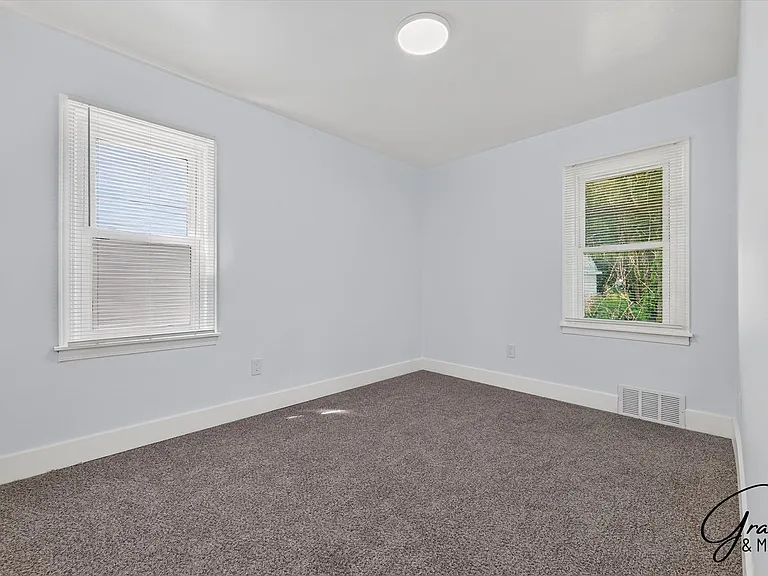 7653 Dolphin — Photo 10