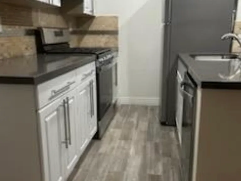 Burton Way Apartments — Photo 18