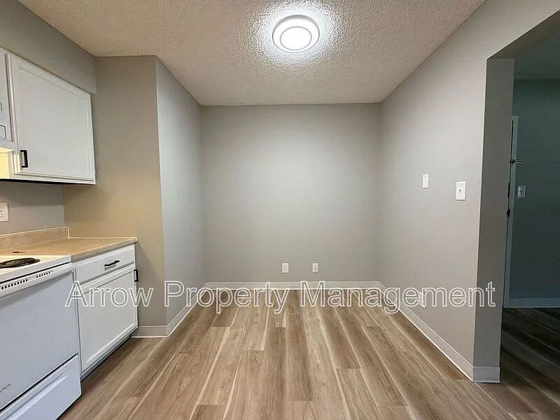 2 bed, 1.0 bath, $950 — Photo 3
