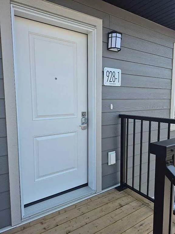 3 bed, 1000 sqft, $2,049 — Photo 2