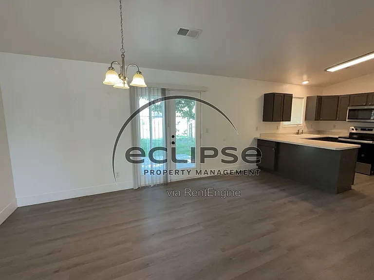 560 Huntington Point Ln — Photo 8