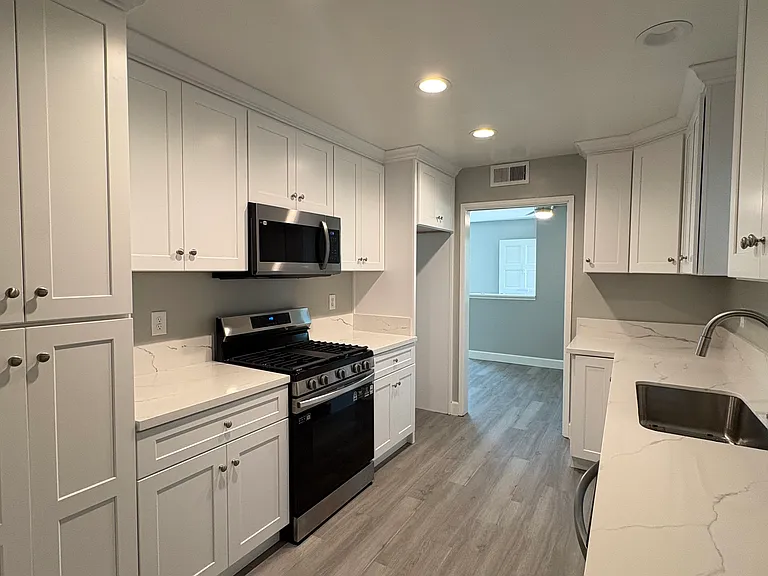 527 N Alameda Ave — Photo 10
